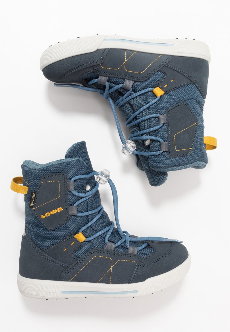 Stivali mid-cut blu scuro in tessuto strutturato, con puntale in gomma rinforzato, lacci flessibili e accenti gialli e grigi. Etichetta GORE-TEX impermeabile visibile.