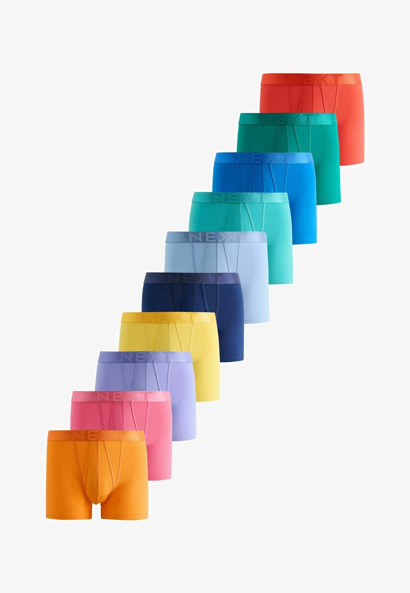 Neuf paires de boxers pour hommes en dégradé de couleurs allant de l’orange au rouge, jaune, violet, bleu et vert, disposées en ligne diagonale.