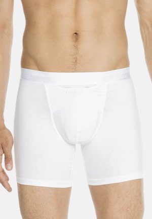 Weiße Baumwoll-Boxershorts mit einem weichen, elastischen Bund, der eine konturierte Tasche und nahtlose Beinöffnungen für Komfort bietet.