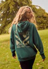 Next Mikina s kapucňou - green ski back graphic