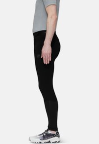 Svarta sportleggings med en åtsittande passform, gjorda av elastiskt material. Har en slät yta och diskret logotyp på midjan.