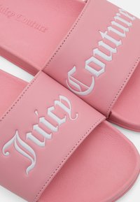 Juicy Couture CARMEN COLLEGIATE SLIDER - Baseina iešļūcenes - candy pink