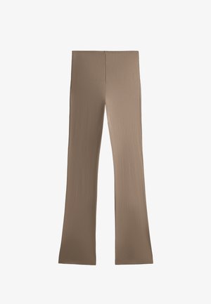 Braune, gerippte weit geschnittene Hosen mit glatter Textur und einem taillierten Bund. Nahtloses Design ohne sichtbare Beschläge oder Verzierungen.