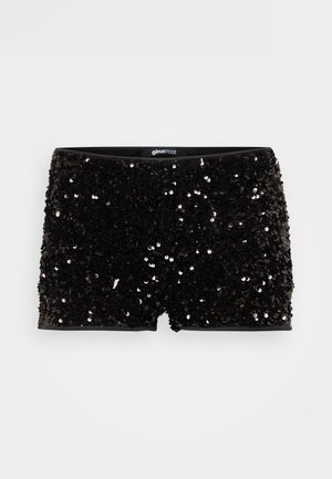 Juodi blizgučiais dekoruoti šortai, prigludę prie kūno, padengti blizgiais juodais blizgučiais, užbaigti lygiu juodu juosmeniu.