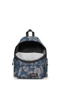 Mochila azul con un diseño floral en beige. Cuenta con un asa superior para llevar, correas ajustables y un compartimento principal con cierre de cremallera.