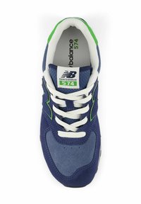 Sneaker New Balance 574 blu e verdi con lacci bianchi e colletto imbottito, mostrato da una vista dall'alto.