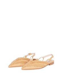 Ballerine intrecciate di colore beige con punta affusolata. Presentano un tacco piatto e un intricata decorazione a motivo. Include una cinghia regolabile alla caviglia.