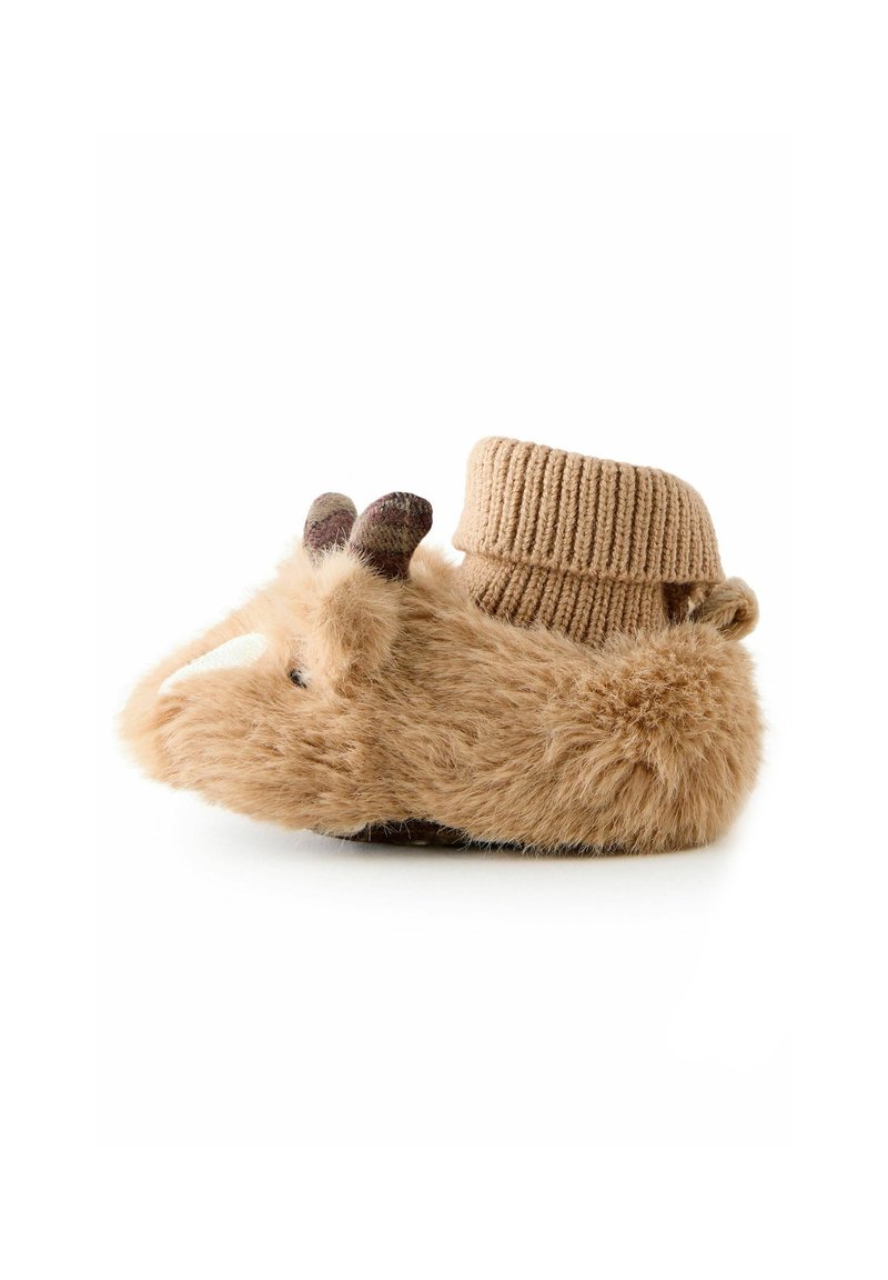 Chausson en fourrure, marron clair, avec des accents texturés, doté d'un bord en tricot, d'un détail de visage d'animal et de petites cornes. Design doux et douillet pour le confort.