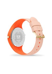 Orologio Ice con cinturino in silicone arancione e rosa pallido, fibbia dorata e fondo cassa in argento visibile con testo e logo bianchi.