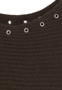 Tela de ganchillo marrón con ojales metálicos a lo largo del escote para un detalle y diseño adicionales, con un patrón de superficie texturizado.