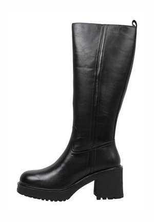 Bottes noires en cuir hautes jusqu'au genou avec un talon épais, un bout arrondi et une semelle texturée. Présente des détails de couture sur le côté.