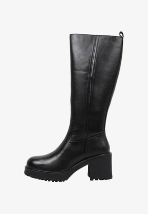 Bottes noires en cuir hautes jusqu'au genou avec un talon épais, un bout arrondi et une semelle texturée. Présente des détails de couture sur le côté.