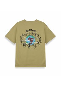 T-shirt in cotone verde oliva con un design grafico di un globo circondato da silhouette nere e la scritta "grimey" sopra l'immagine.