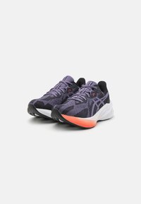 Chaussures de sport avec un dessus en tricot violet et noir, une semelle intermédiaire blanche et une semelle extérieure orange. Design à lacets avec des accents de logo.
