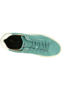 Turquoise suède sneaker met een witte hak, ronde teen, vetersluiting en contrasterende zwarte binnenvoering. Bevat gestikte accenten en logo.
