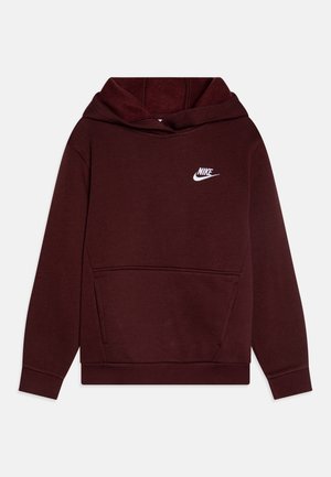 Donker bordeauxrode Nike hoodie met voorzak en klein wit Nike-logo op de linkerborst, plat gelegd op een witte achtergrond.