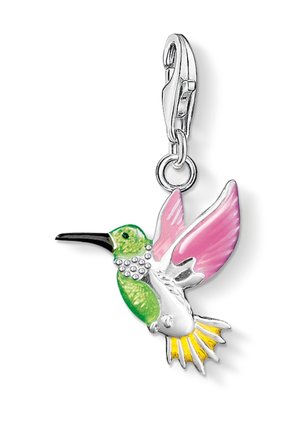 Silberner Kolibri-Anhänger mit grünem Kopf, weißem Körper, rosa Flügeln und gelbem Schwanz, an einem Karabinerhaken befestigt.