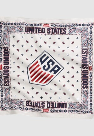 Bandana blanc avec motifs paisley rouges et bleus et croix, un écusson central des États-Unis et les textes « United States » et « Estados Unidos » sur les bords.