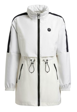 Hvid lang jakke med sort lynlås, sort stribe på ærmerne, snoretræk i taljen, elastiske manchetter og en lille sort logo på brystet.