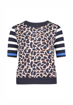 Haut à manches courtes avec un imprimé animalier bleu marine, blanc et beige, des manches à rayures horizontales et des accents bleus contrastants.