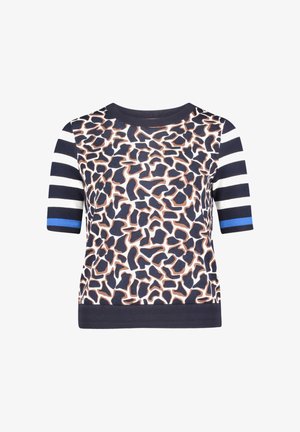Korte mouwen top met een dierenprint in marineblauw, wit en tan, met horizontale gestreepte mouwen en contrasterende blauwe accenten.