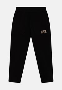 Μαύρες φόρμες από μαλακό ύφασμα, με πλαϊνές τσέπες και χρυσό λογότυπο "EA7 Emporio Armani" στον αριστερό γοφό.