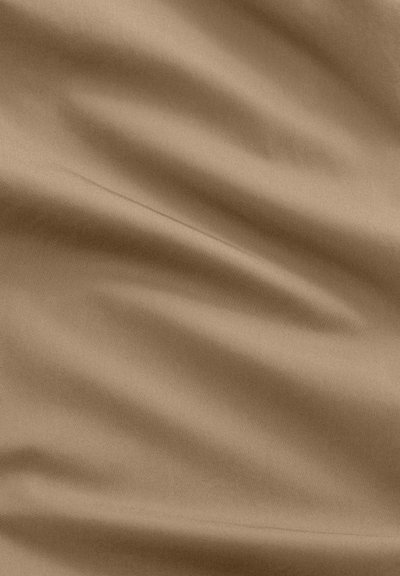 Tissu marron clair lisse avec des plis doux et des ombres subtiles sur toute la surface.