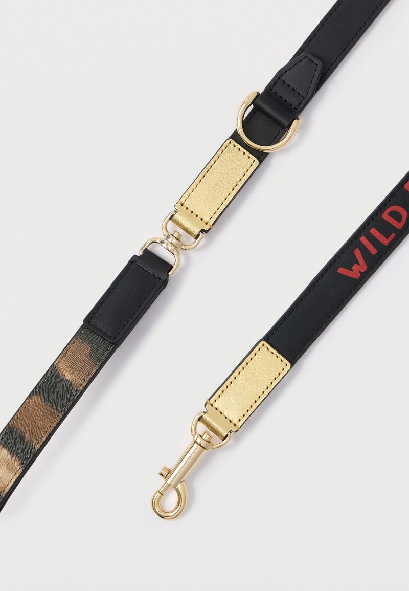 Schwarzer und brauner Träger im Tiermuster mit goldfarbenen Beschlägen und Verbindungen; verfügt über eine glatte Textur und kontrastierende farbige Abschnitte.