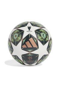 Fehér futball-labda fekete és zöld csillag alakú panelekből, texturált felülettel, domborított logókkal és réz színű kiegészítésekkel.