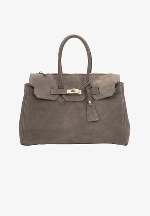 Siva torbica od brušene kože s dva ručka, zatvaranjem na patentni zatvarač, nazubljenim poklopcem i detaljima od hardvera zlatne boje. Sadrži uklonjivi privjesak za torbu.