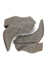 Graue Cowboy-Stiefel aus strukturiertem Stoff, mit silbernen Nieten, einem seitlichen Reißverschluss und einem gestapelten Absatz mit horizontalen Rillen.