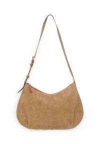 Sandy suede skuldertaske med en buet form, justerbar rem og guldfarvet lynlås. Glat tekstur med minimalistiske design detaljer.
