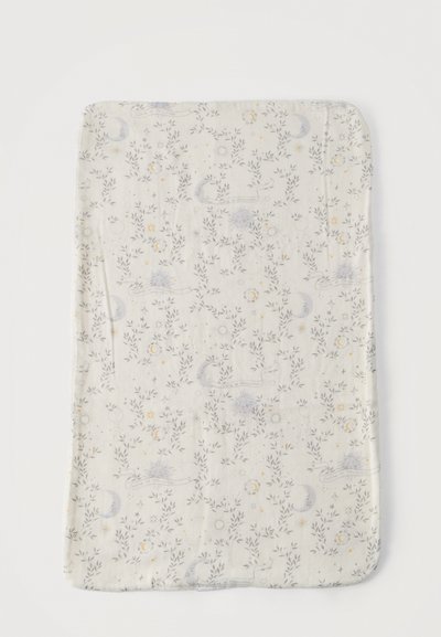 Mehak pravokotna otroška odeja z vzorcem lune, sonca, zvezde in listnate trte v umirjenih sivih in rumenih tonih na belem ozadju.