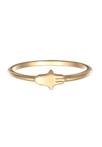 Guldtonet metalring med en glat, rundet del og en håndformet detalje med tre fingerhul på den ene side.