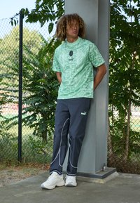 Puma AC MILAN  STATEMENT TRACK PANTS - Fanartikel - strong gray/fresh mint