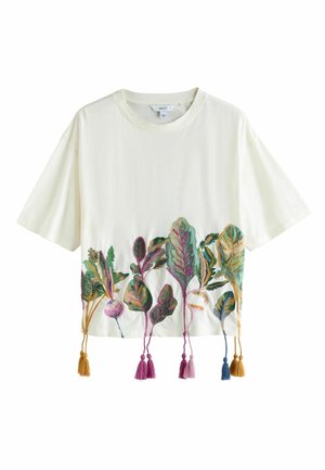 Fehér rövid ujjú crop top, színes hímzett levelekkel és bojttal a szegélyen.