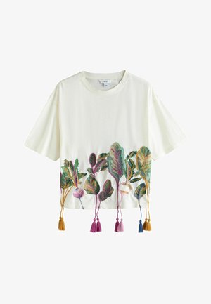 Fehér rövid ujjú crop top, színes hímzett levelekkel és bojttal a szegélyen.