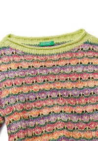 Strickpullover mit Rundhals. Merkmale ein buntes Muster aus Streifen in Pink, Orange, Lila und Grün, hergestellt aus leichtem Garn.