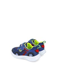 Zapatillas azules con un diseño estampado que presenta relámpagos y detalles de monstruos. Cierre de velcro, acentos verdes y suela de goma blanca.