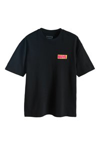 Must puuvillane t-särk lühikeste varrukatega ja ümara kaelusega, millel on vasakul rinnal värvikas "MARVEL" logo.