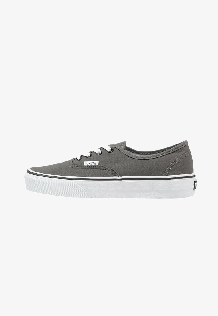 Grijze canvas sneakers met witte veters, een platte witte rubberen zool, zwarte zijkantstreep en het Vans-logo aan de zijkant. Laag profiel ontwerp.