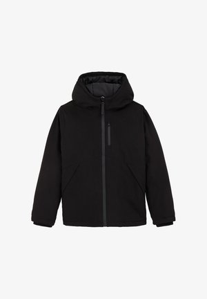 Chaqueta negra con capucha hecha de material suave y durable. Presenta una cremallera frontal, costuras en ángulo y un pequeño bolsillo en el pecho con cremallera.