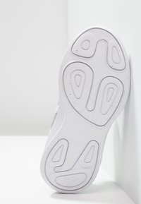 Nike Performance Zapatillas running asfalto - light grey