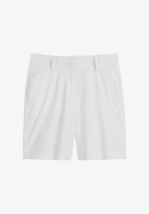 Witte katoenen shorts met een rechte snit, met twee zijzakken, riemlussen en een nette afwerking zonder patronen of versieringen.