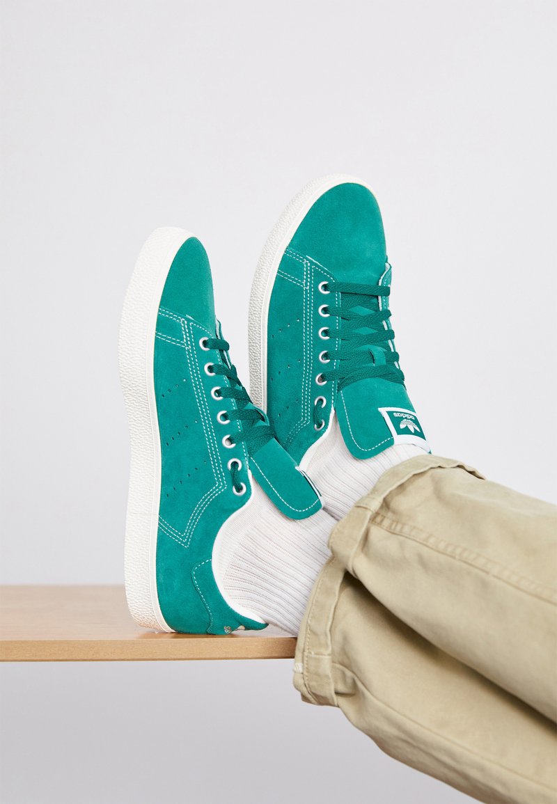 stan smith noir semelle gomme