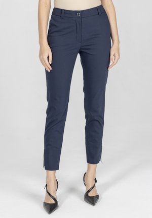 - Spodnie materiałowe