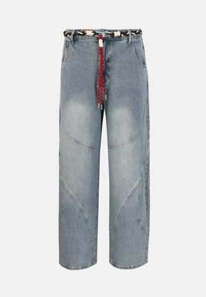 Jasnoniebieskie dżinsy o szerokich nogawkach z zaokrąglonymi detalami szwów oraz czarno-białym plecionym paskiem z czerwonym wiązaniem na przodzie.