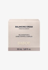Crème équilibrante dans une boîte dorée pâle avec du texte noir. Contient 50 mL. Affiche le logo Babor et les détails du produit de manière proéminente.