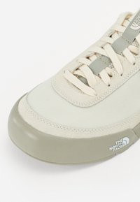 The North Face CLYFFE UNISEX - Joggesko - white dune/clay grey