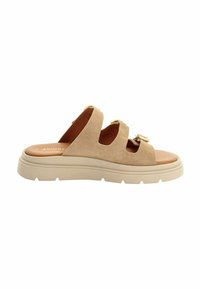 Sandales en daim beige avec trois larges brides et garnitures dorées. Dotées d'un bout arrondi et d'une semelle plateforme légère et texturée.
